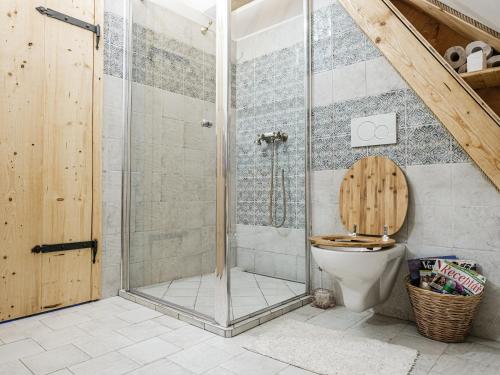 a bathroom with a shower with a toilet at Statek Humenec - Klid u lesů, Česko in Valašská Bystřice