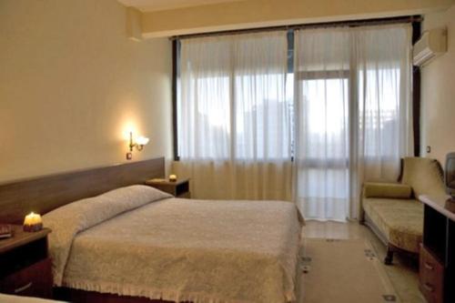 Postel nebo postele na pokoji v ubytování Akropoli Hotel
