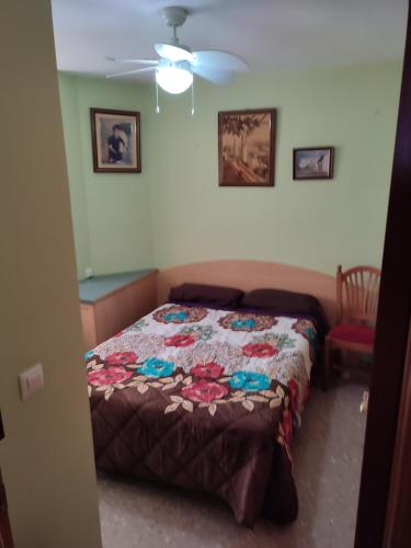 a bedroom with a bed and a ceiling fan at Casa Serra - PATERNA - APARTAMENTO ALQUILA 3 HABITACIONES CON GARAJE in Paterna