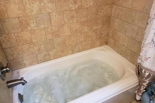 eine Badewanne mit Wasser im Bad in der Unterkunft Southwoods Mountain Estate -private mansion, pool, hottub+ 15 acres in Monticello