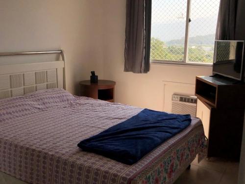 Een bed of bedden in een kamer bij Ap. Resort Recreio dos Bandeirantes