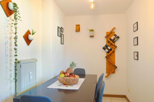 a dining room table with a bowl of fruit on it at Apartment Bavaria - Zentral mit Stellplatz, Küche & Netflix in Pfaffenhofen an der Ilm
