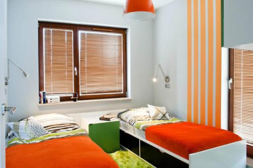 - une chambre avec 2 lits et une fenêtre dans l'établissement Sunny Stay Apartment, à Świnoujście