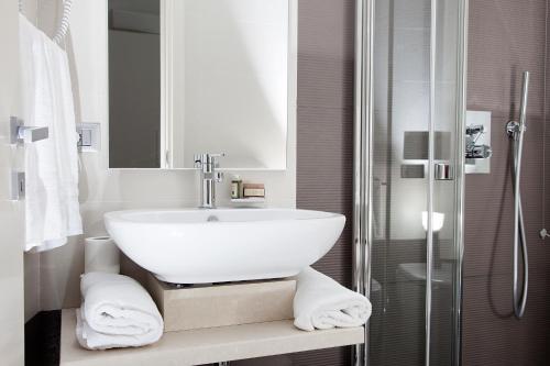 biała łazienka z umywalką i prysznicem w obiekcie Iamartino Quality Rooms w mieście Termoli