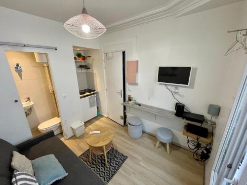 uma sala de estar com um sofá e uma mesa em Home Sweet Home PIGALLE MONTMARTRE em Paris