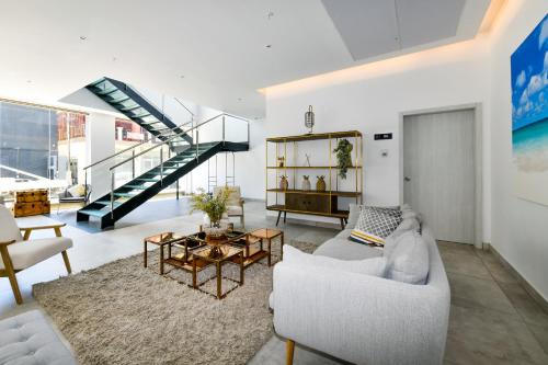 Stylish luxury condo, central location, ocean view, poolにあるシーティングエリア