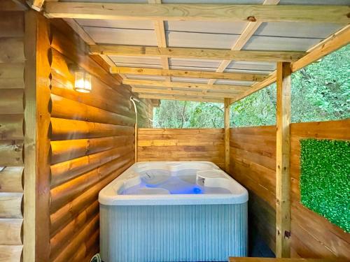 New Tiny cabin Hot tub Firepit Fenced yard photo 31