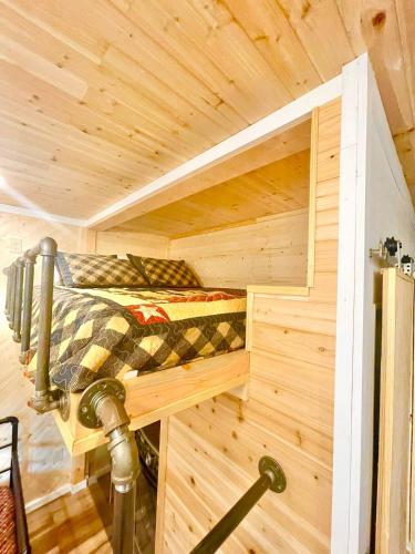 New Tiny cabin Hot tub Firepit Fenced yard photo 17