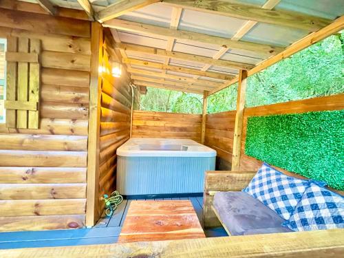 New Tiny cabin Hot tub Firepit Fenced yard photo 26