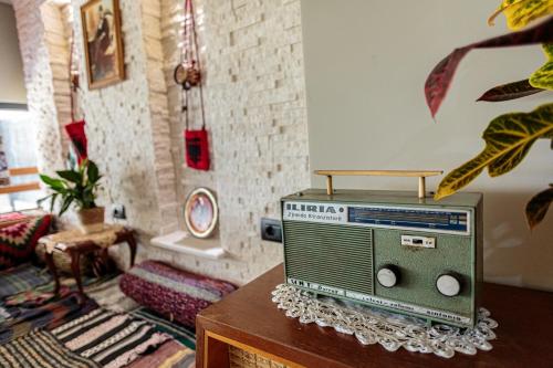 an old radio sitting on a table in a living room at Kraal Hotel Vlore in Vlorë