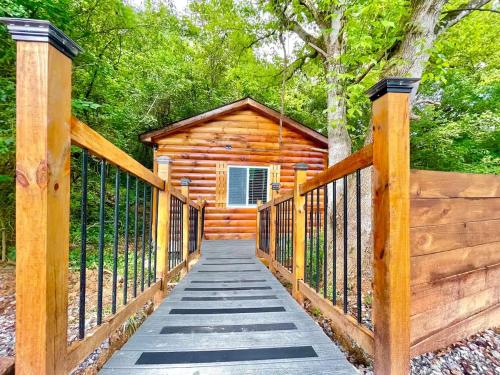 New Tiny cabin Hot tub Firepit Fenced yard photo 27