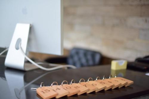 a computer keyboard sitting on top of a desk at Hotel La Orilla Muzaffarabad in Muzaffarabad