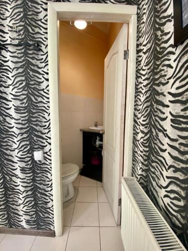 łazienka z czarno-białą zasłoną prysznicową zebry w obiekcie EK Apartments w Odessie