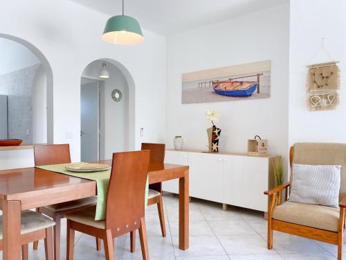 een keuken en eetkamer met een tafel en stoelen bij CASA AQUA - Carvoeiro - WiFi, Terrace & BBQ in Carvoeiro