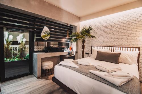 um quarto com uma cama e uma parede de tijolos em Project 3 Urban Chic Hotel em Atenas