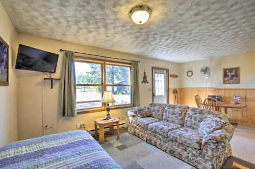 Wisconsin Community Cottage with Charcoal Grill