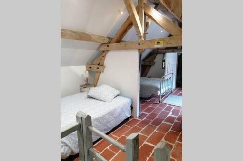 1 dormitorio con 1 cama en el ático en LE COTTAGE DES SABLONS près du zoo de Beauval, en Saint-Romain-sur-Cher