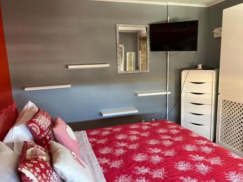 ローマにあるDomus Mirabileのベッドルーム(ベッド1台、薄型テレビ付)