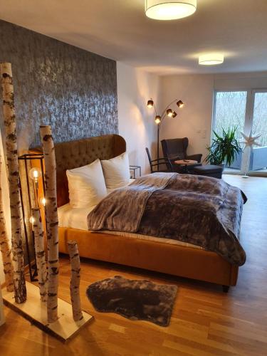 un dormitorio con una cama y algunos árboles en ella en Ferienwohnung Schönblick, en Sommerhausen