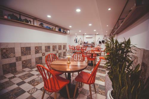 Golden Hotel tesisinde bir restoran veya yemek mekanı