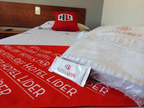 Una cama con bolsas de plástico encima. en Hotel Líder - By UP Hotel, en Timóteo