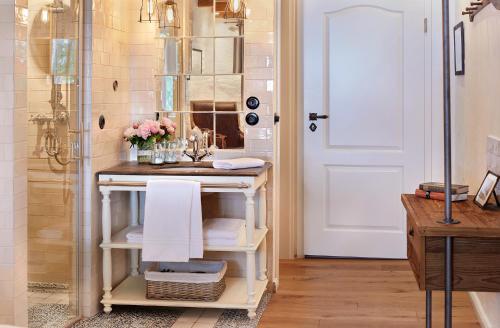 a bathroom with a sink and a shower at Bokel-Mühle am See in Bokel