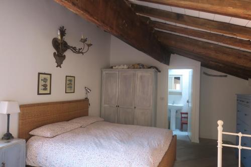 Casa dei pescatori في ألاسيو: غرفة نوم بسرير وسقف خشبي