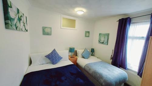 Tempat tidur dalam kamar di Gillings Villa -Perfect For Long & Short Stays