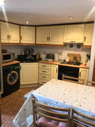 Η κουζίνα ή μικρή κουζίνα στο No 30 Cottage , Moville