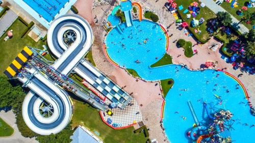 an overhead view of a water park with slides at Lake View Mobile Homes with Thermal Riviera Tickets in Terme Čatež in Čatež ob Savi