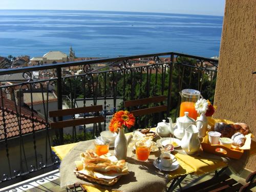 a table with food and a view of the ocean at Pietra Preziosa Bed & Breakfast in Pietra Ligure