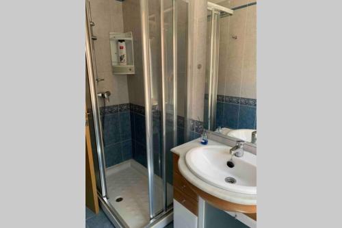 ein Badezimmer mit Waschbecken und Dusche in der Unterkunft Piso en Portonovo con vistas a la playa in Sanxenxo