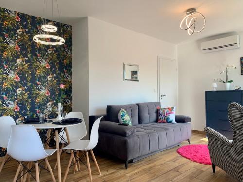 uma sala de estar com um sofá e uma mesa em Madagascar Apartman Keszthely em Keszthely