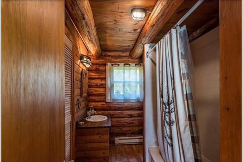 The Beaver Lodge by Escapades Tremblant tesisinde bir banyo