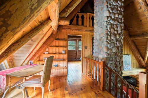 a dining room with a table and chairs in a cabin at The Beaver Lodge by Escapades Tremblant in Lac-Superieur