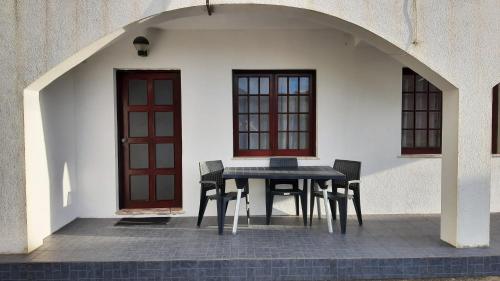 a table and chairs sitting under an archway at Casa da Sogra - Apartamento 2 in Faja Grande