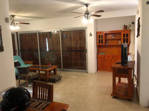 sala de estar con ventilador de techo y TV en casa alto en Balneario Mar Azul