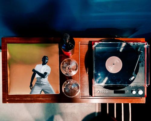 a wooden shelf with a picture of a man and a radio at Hotel Dryce in Fort Worth