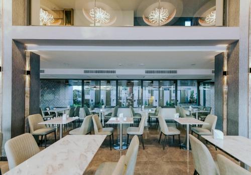 Arista Hotel Ubon tesisinde bir restoran veya yemek mekanı