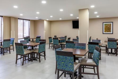 Гостиная зона в Quality Inn & Suites Spring Lake - Fayetteville near Fort Bragg