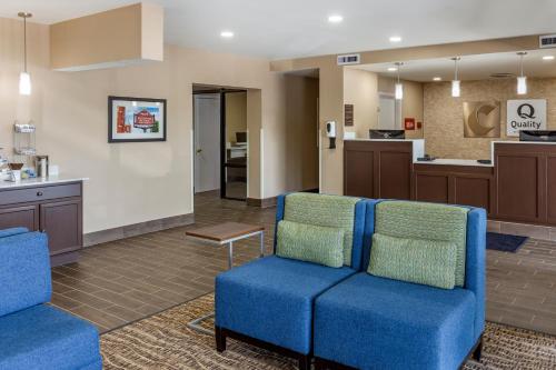 Гостиная зона в Quality Inn & Suites Spring Lake - Fayetteville near Fort Bragg