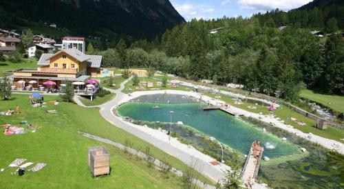 - une vue aérienne sur un complexe avec une piscine dans l'établissement Haus Kella-Egg, à Brand