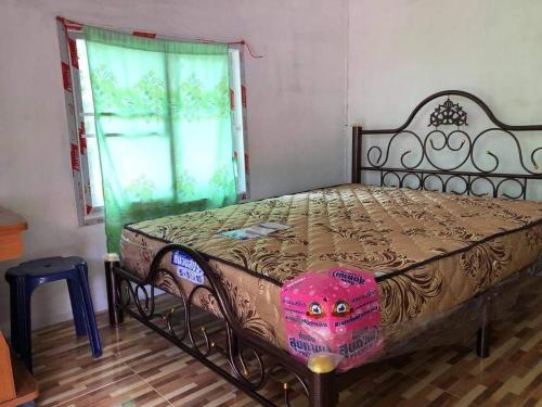 ein Schlafzimmer mit einem großen Bett mit Neigung in der Unterkunft Garden Home, Chanthaburi in Ban Bo