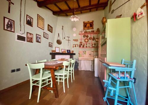 een eetkamer met een tafel en stoelen bij Domos Antigas in Bottidda