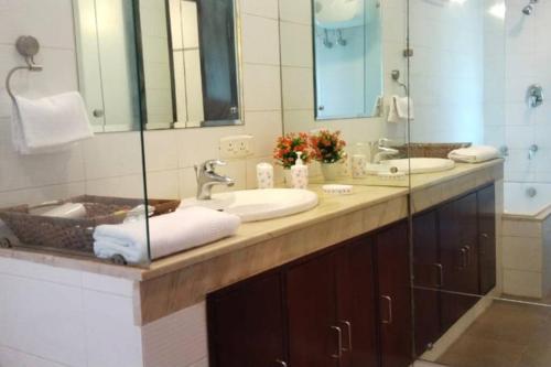 Vonios kambarys apgyvendinimo įstaigoje Premium Apartment in Tarudhan Valley Golf Resort