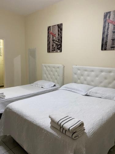 2 łóżka w sypialni z 2 ręcznikami w obiekcie Copacabana Rio praia 1 w mieście Rio de Janeiro