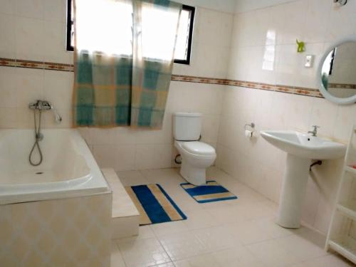 Baðherbergi á Impeccable 2-Bed Apartment in Kumasi Ashanti