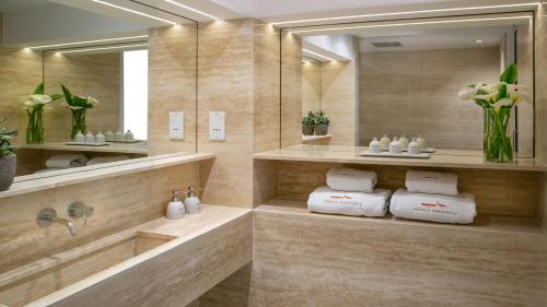 a bathroom with a large mirror and a sink at Casale Panayiotis in Kalopanayiotis
