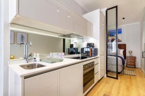 Η κουζίνα ή μικρή κουζίνα στο Alimama Spaces: Platinum Oaks Ellipse