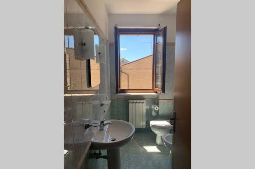 a bathroom with two sinks and a window at Casa Vacanza Azzolino in Grottazzolina